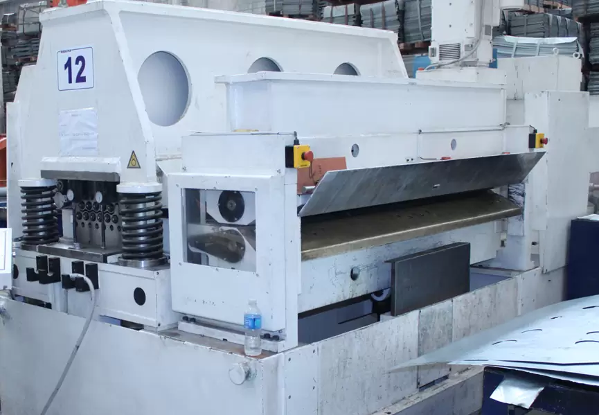 Como funciona o processo de endireitamento de chapas