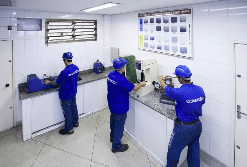 ensaios mecânicos de materiais metálicos, ensaio mecanicos, ensaios mecânicos dos materiais, o que são ensaios mecânicos de materiais metálicos, principais tipos de ensaios mecânicos, ensaio de tração, ensaio de dureza rockwell, ensaio de anisotropia, ensaio de encruamento, ensaio de embutimento erichsen, espessura de camada, laboratório metalúrgico, laboratório de ensaios mecânicos, análise de aço, controle de qualidade do aço, análise química e física de metais, resistência dos materiais metálicos, propriedades mecânicas dos metais, ensaios em aço carbono, ensaios em ligas metálicas, ensaios mecânicos industriais, qualidade em materiais metálicos, laboratório de qualidade crifer, laboratório metalúrgico crifer, chapas laminadas a frio, chapas laminadas a quente, bobinas de aço, retalhos de chapa, chapas de bobina, ensaio de tração em aço, dureza rockwell superficial, módulo de elasticidade, limite de escoamento, tensão de ruptura, alongamento máximo, anisotropia em chapas metálicas, conformabilidade do aço, ensaio mecânico em laboratório, normas abnt ensaios mecânicos, ensaio mecânico industrial, análise metalúrgica de qualidade, crifer laboratório metalúrgico,